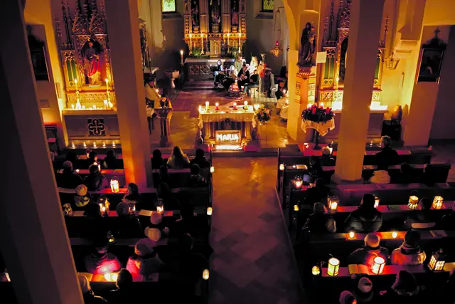 Sie sehen die Herrlichkeit des HERRN,
die Pracht unsres Gottes.
Sagt den verzagten Herzen:
"Seid getrost, fürchtet euch nicht!
Seht, da ist euer Gott!"
(Aus der ersten Lesung vom 3. Adventsonntag, Jes 35,2.4) | Foto: Franz Putz, Roratemesse in der Pfarre Behamberg