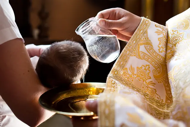 Durch die Taufe wird der Christ 
zum neuen Leben geboren. 
Die Taufe ist das einzige Sakrament, 
das im Glaubensbekenntnis genannt wird. 
Durch dieses Bekenntnis erklären wir unsere wahre
Identität als Kinder Gottes. 
Die Taufe ist somit in einem gewissen 
Sinne der Personalausweis des Christen, seine Geburtsurkunde.
(Papst Franziskus, 1936-2025
 | Foto: Ruslan-stock.adobe.com