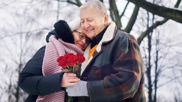 Liebe heißt auch
gemeinsam sich vertraut machen 
mit der Wirklichkeit des Lebens,
gemeinsam das Leben bejahen
gemeinsam alt werden wollen.

Herbert Ludwig Balling, Mariannhiller Missionar und Autor (1933-2024)
(14. Februar, Hl. Valentin, Gedenktag der liebenden)  | Foto: Foto: CameraCraft / Adobe