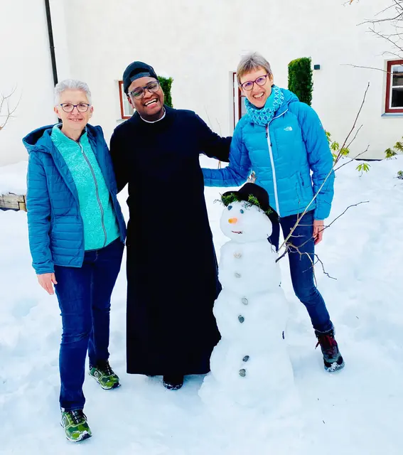 Br. Justus Mwalemba mit Gabi Rubisoier (links) und Anita Putzer freuen sich auf dem Georgenberg über den gelungenen Schneemann. Sie sind regelmäßig auf dem heiligen Berg zu Gast und schätzen die Gastfreundschaft. "Gastpater" ist Br. Justus aus Tanzania (Afrika). Er meint: "Ich bin ein waschechter Tiroler". | Foto: St. Georgenberg
