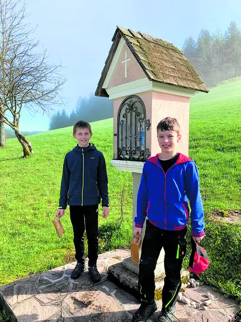 Kartage
Wenn statt Glocken
die Ratschen zum Gottesdienst rufen.
Auf dem Bild: Ratschenbuam aus Lunz am See | Foto: zVg
