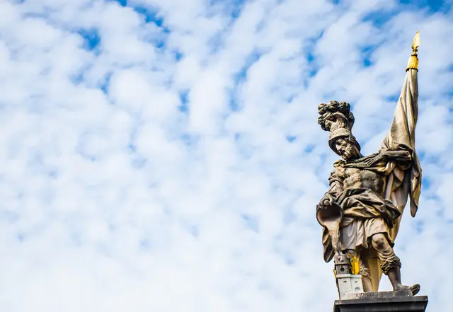 Heiliger Florian,
Schutzpatron der Feuerwehr,
bitte für die Frauen und Männer im Einsatz,
dass sie immer wieder gesund heimkehren!

(Heiliger Florian, Gedenktag 4. Mai) | Foto: sajiths/Adobe 