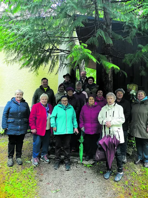 Maria, Mutter unsres Herrn,
o Himmelspfort, o Meeresstern,
hilf der bedrängten Christenheit
auf ihrem Weg durch die Zeit.
Lied Vers aus dem Gotteslob Nr. 530 | Foto: Mitglieder des Goldhauben- und Trachtenvereins Waidhofen/Ybbs bei einer Maiandacht in der unteren Buchbergkapelle. Foto: zVg