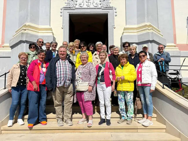 Bei Frühlingswetter machten sich 25 Personen mit Pfarrer Josef Giefing auf den Weg Kulturschätze, Täler und Berge in der Nähe der Heimat zu erkunden.