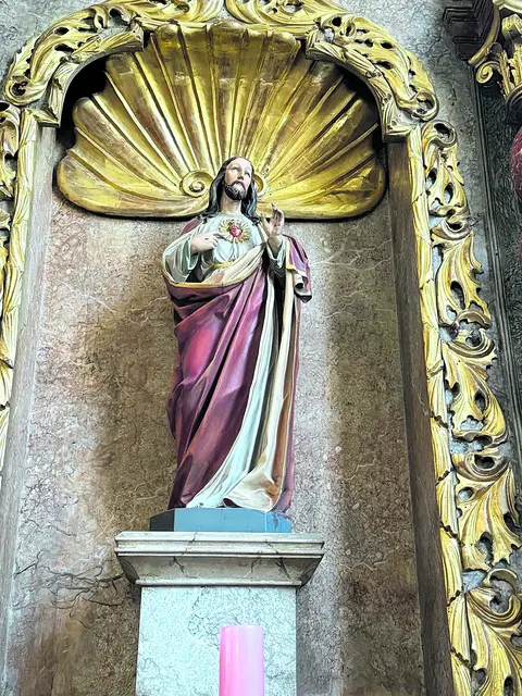 Jesus, dein Herz 
ist offen und voller Liebe; 
nimm mein Herz, 
heile, was verletzt ist, 
und bilde mein Herz
nach deinem Herzen.

(Zum Fest Heiligstes Herz Jesu am 12. Juni, 
Foto: Statue in der Pfarrkirche Ottenschlag)
 | Foto: Patricia Harant-Schagerl