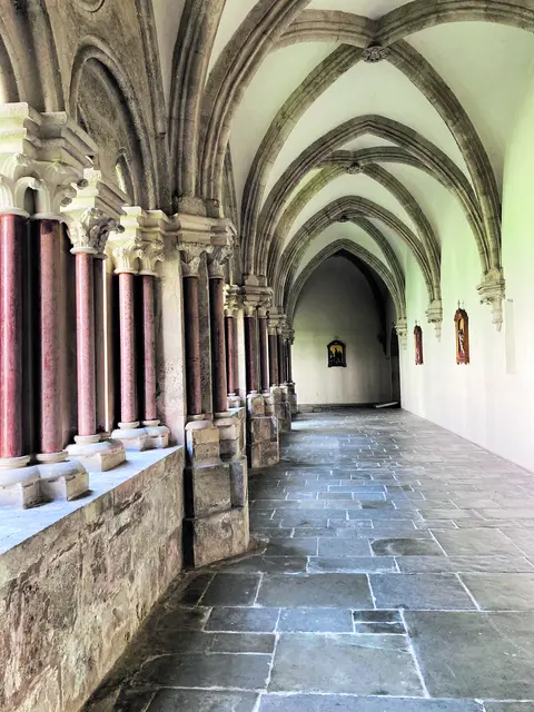 Gib mir Augen, dich zu sehen,
Ohren, dich zu hören,
eine Zunge, dich zu verkündigen.
(Benedikt von Nursia, Gedenktag am 11. Juli) | Foto: Foto vom Kreuzgang im Stift Lilienfeld/Matthias Wunder