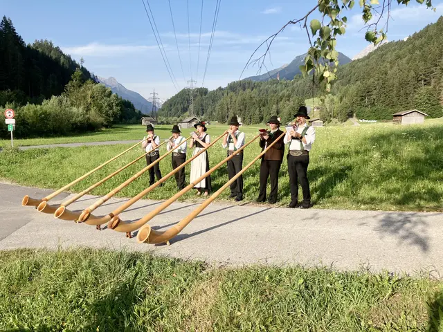 Bereits zum 14. Mal führte die quo vadis-Pilgerwanderung von Innsbruck nach Maria Waldrast. Start war wie immer um 4 Uhr früh. Rund 100 Teilnehmer:innen legten den rund 21 Kilometer langen Pilgerweg zurück. Alphornbläser aus dem Stubai stärkten die müden Beine der Wanderer. | Foto: Rosenkranz