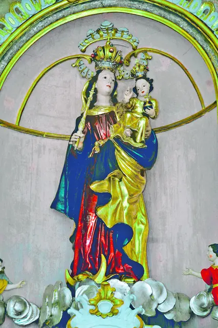 Die große Herrschaft
und der Frieden sind ohne Ende
auf dem Thron Davids
und in seinem Königreich.
(Aus der Lesung zum Fest Maria Königin am 22. August) | Foto: Statue von Maria mit Krone und Szepter in der Pfarrkirche Hollenstein. Foto: Archiv