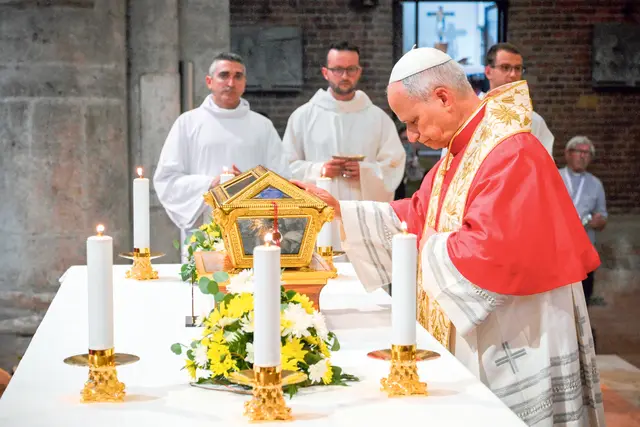Zusammen mit dem heiligen Augustinus können wir sagen: 
"Auf dich hin hast du uns gemacht, 
und unruhig ist unser Herz, bis es ruht in dir." 
Denn Gott hat eine Sehnsucht nach Glück
in unsere Herzen eingeschrieben, 
die alle Dimensionen des Lebens umfasst.

Papst Leo XIV. in seiner Enzyklika "Magnifica Humanitas"  | Foto: Papst Leo XIV. berührt eine Urne mit Reliquien des heiligen Augustinus bei seinem Besuch am 20. Juni 2026 in der Basilika San Pietro in Ciel d'Oro in Pavia (Italien). Foto: Vatican Media/Romano Siciliani/KNA