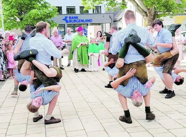 Jennersdorf. Die St. Margareth‘ner Schuhplattler (Stmk.) gaben nach der Pfarrmesse ein kurzes Konzert.