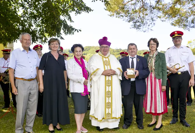 Diözesanrat Johann Harmtodt (Dritter von rechts) feierte seinen 85. Geburtstag beim Dorffest in Grieselstein (Pfarre Jennersdorf). Stadtpfarrer Kan. Franz Brei dankte dem vielseitigen und engagierten Geburtstagskind und wünschte ihm reichen Segen für viele Jahre.